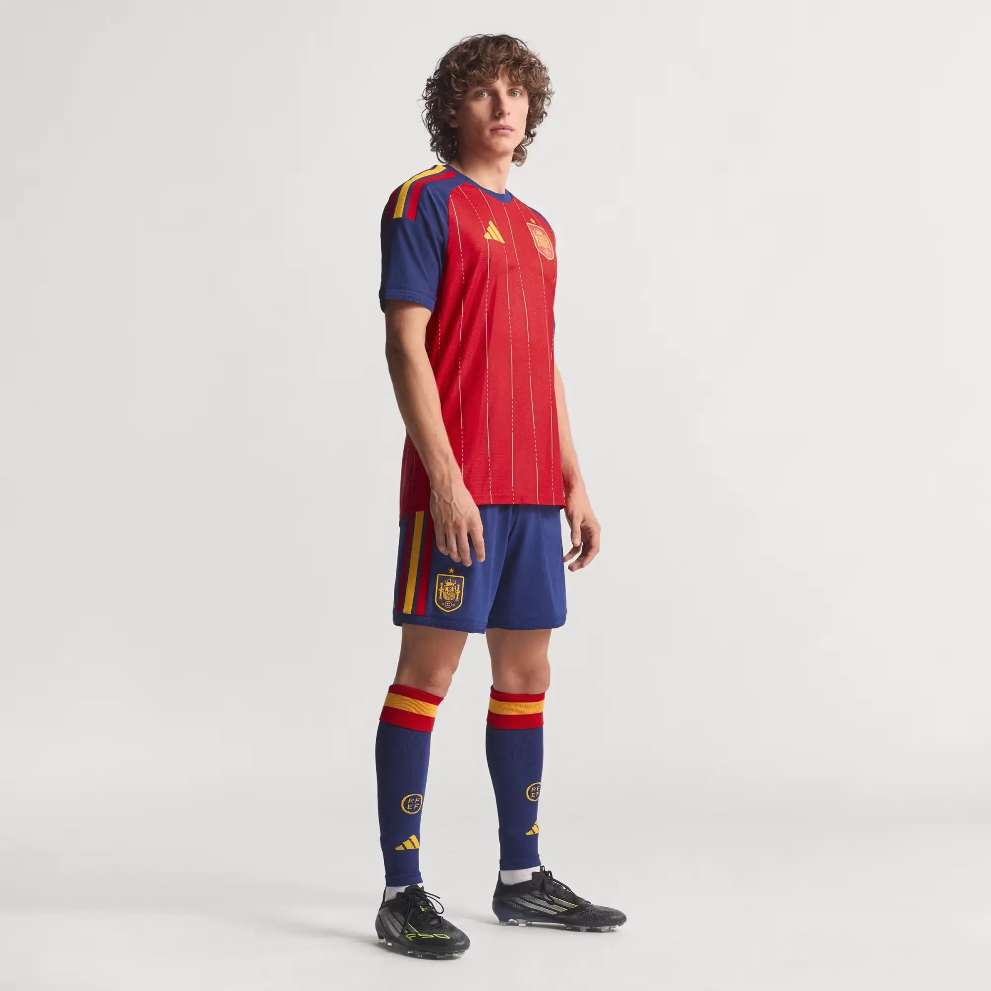 Set auténtico de camiseta local y visitante de España 2026
(2 camisetas + 2 pantalones cortos) — imagen 7