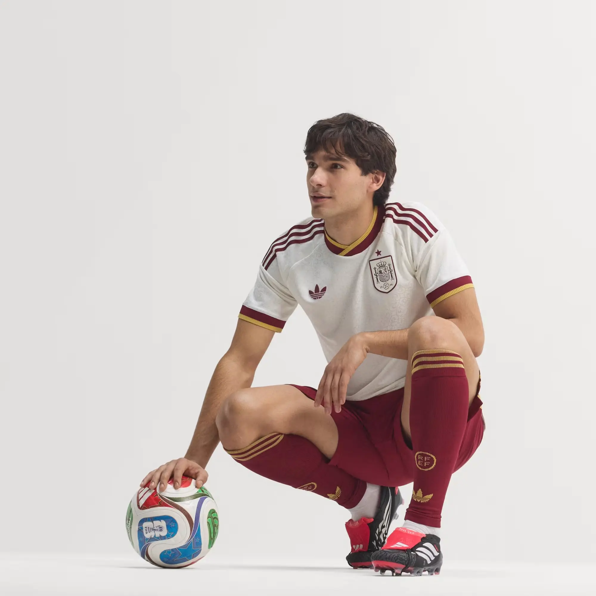 Set auténtico de camiseta local y visitante de España 2026
(2 camisetas + 2 pantalones cortos) — imagen 7
