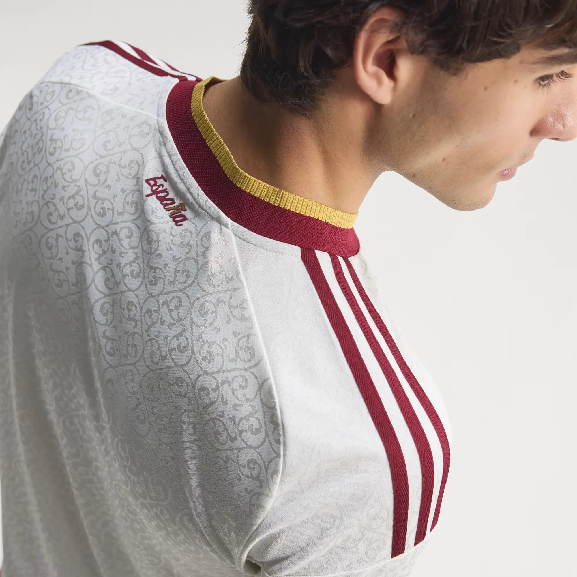 Set auténtico de camiseta local y visitante de España 2026
(2 camisetas + 2 pantalones cortos) — imagen 7