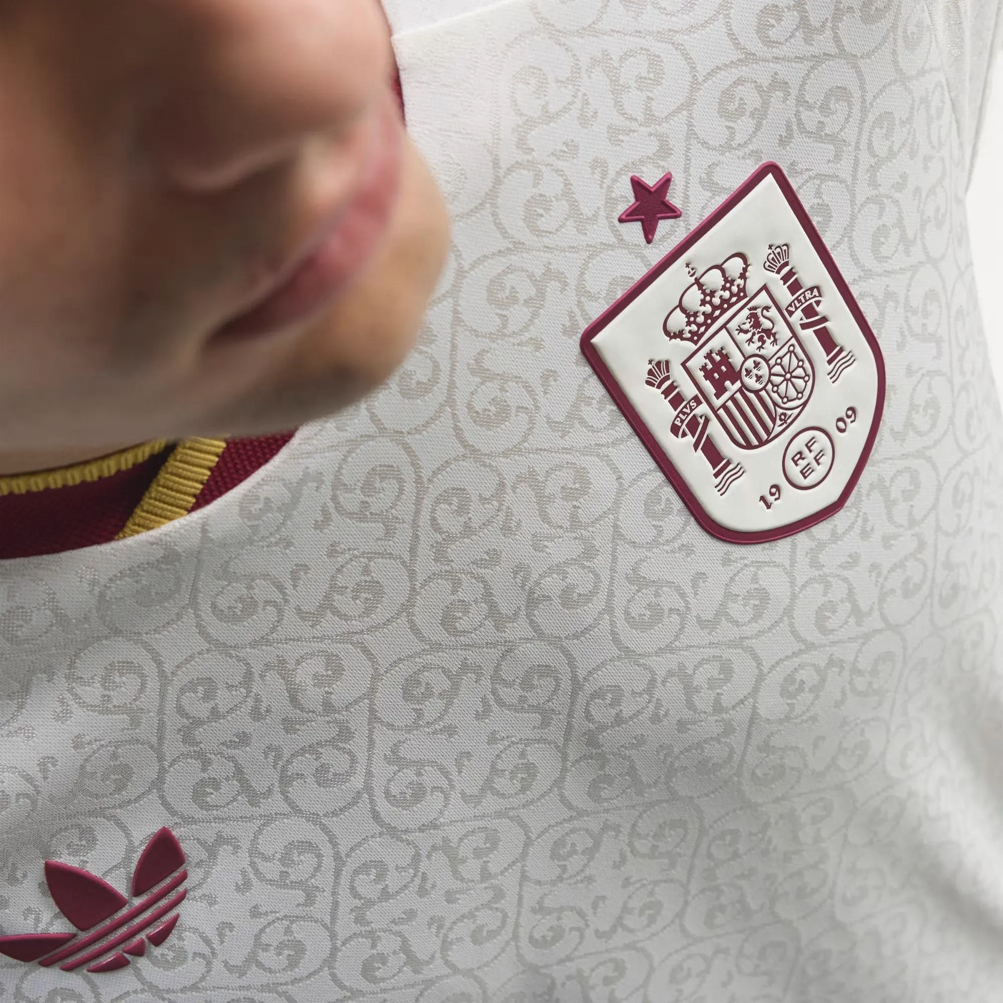 Set auténtico de camiseta local y visitante de España 2026
(2 camisetas + 2 pantalones cortos) — imagen 7