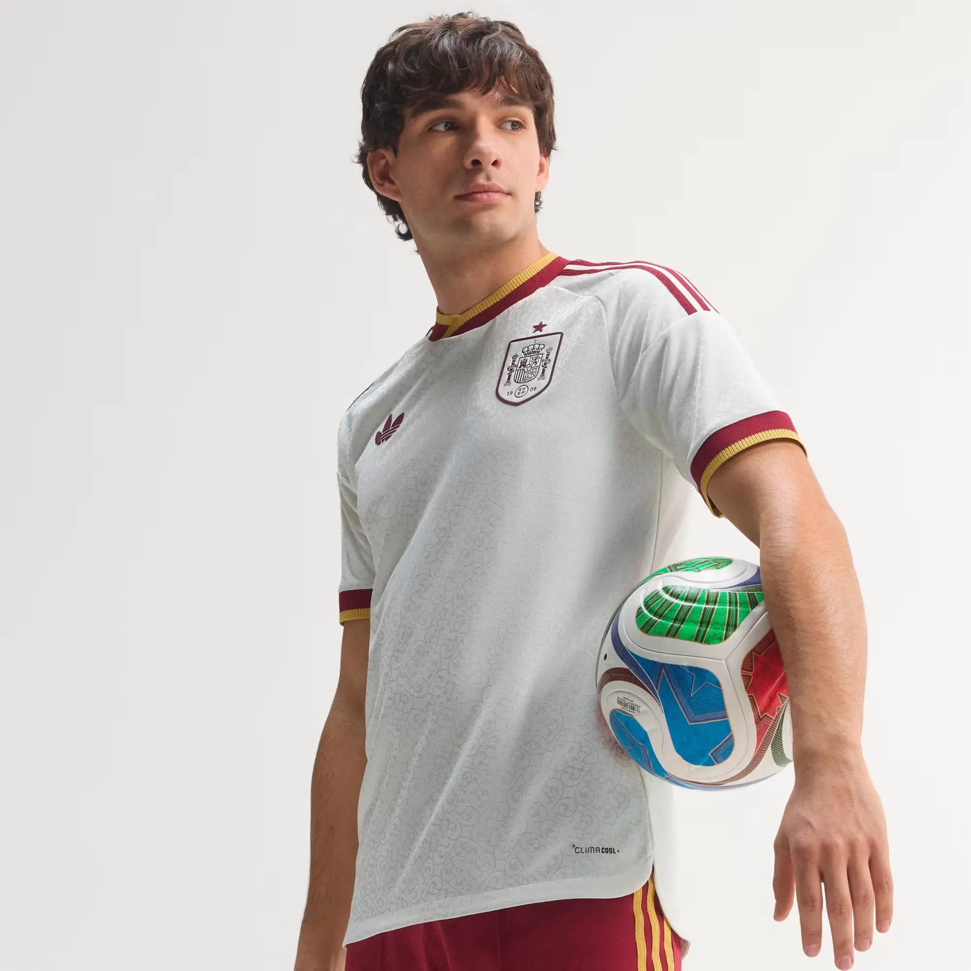 Set auténtico de camiseta local y visitante de España 2026
(2 camisetas + 2 pantalones cortos) — imagen 7