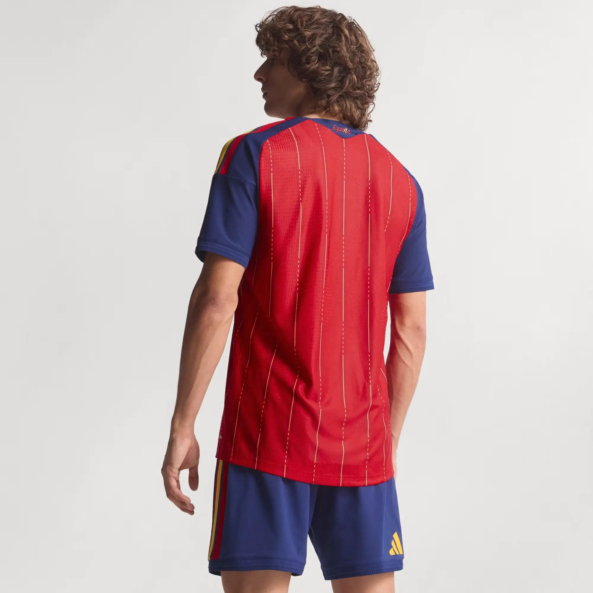 Set auténtico de camiseta local y visitante de España 2026
(2 camisetas + 2 pantalones cortos) — imagen 3