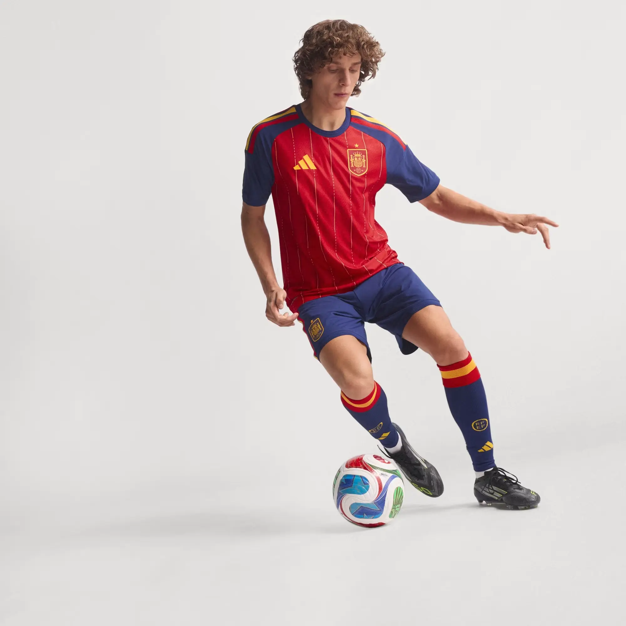 Set auténtico de camiseta local y visitante de España 2026
(2 camisetas + 2 pantalones cortos) — imagen 4
