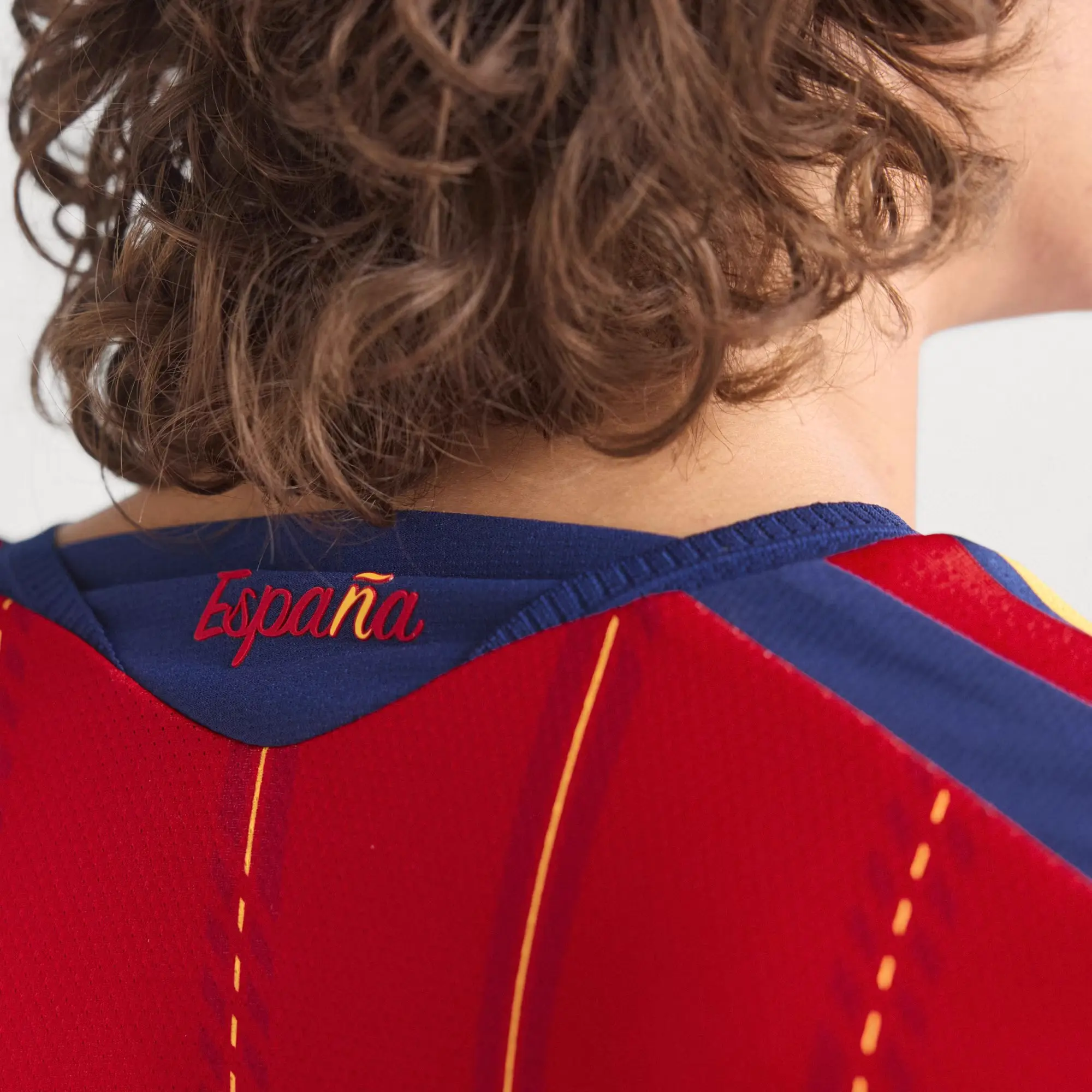 Set auténtico de camiseta local y visitante de España 2026
(2 camisetas + 2 pantalones cortos) — imagen 7